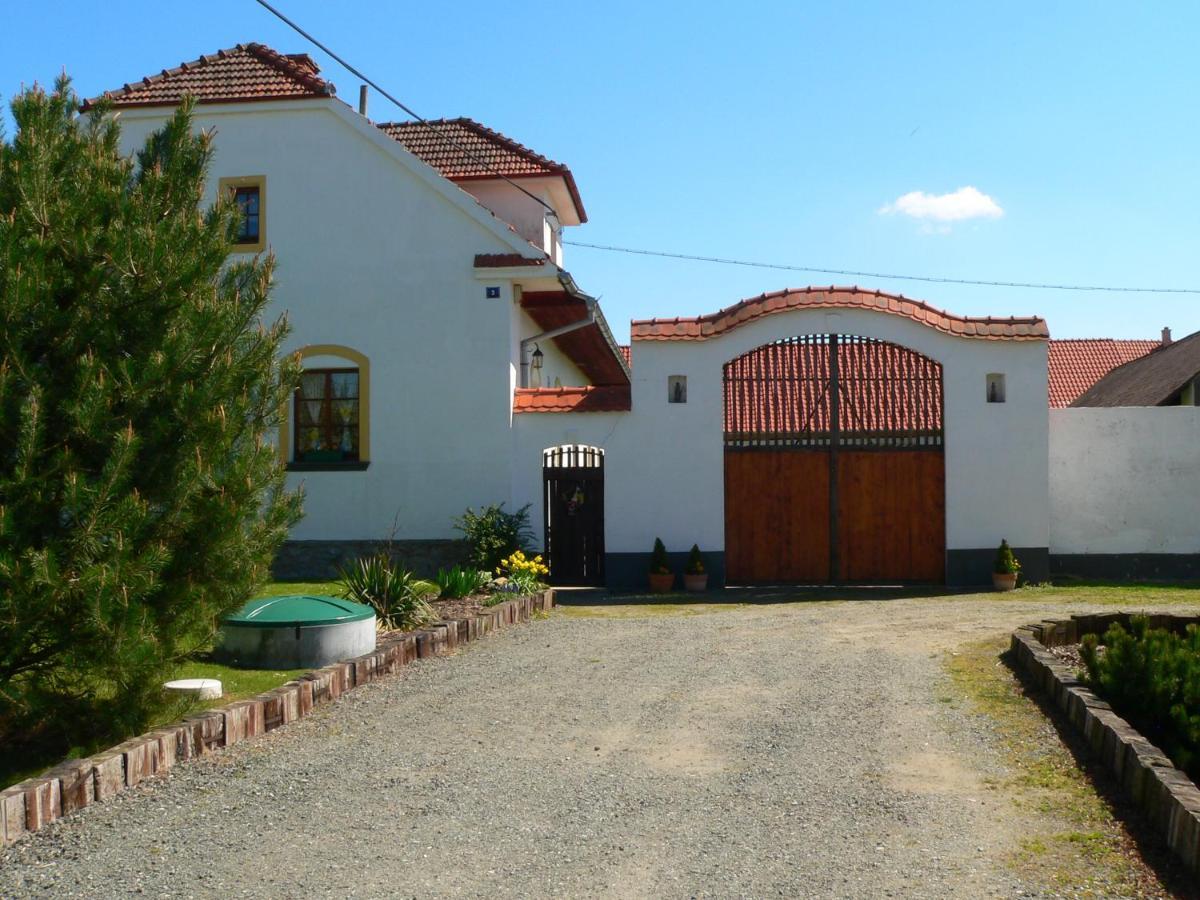 Ferienwohnung Blazkuv Statek Malsice Exterior foto